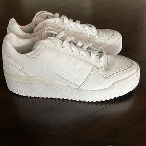 Adidas White Sneakers Minimalist Low-Top Design